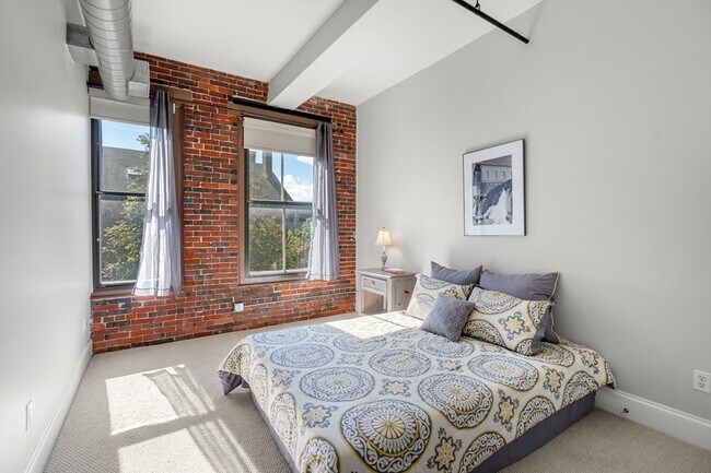 Building Photo - 61 Market St