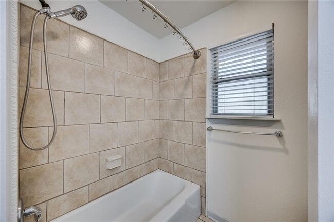 Building Photo - 8803 Westover Club Dr