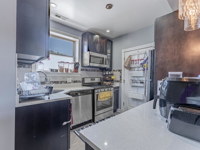 Building Photo - 5717 N Kimball Ave