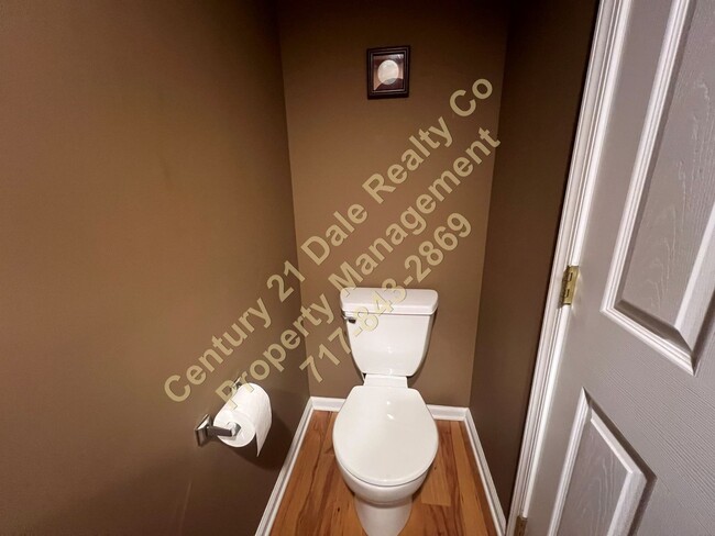 Building Photo - Beautiful 3 BR, 2.5 Bath home in Woodcrest Hills Condo located in Central York School District