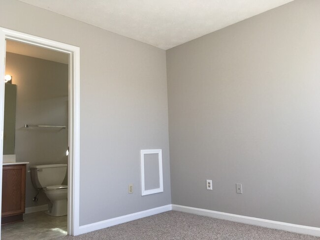 Building Photo - Lovely Townhouse! Fresh Paint, New Carpet, All Electric!  W/D Included, Privacy Fenced Backyard