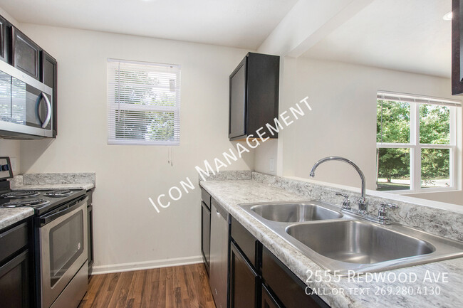 Building Photo - 2555 Redwood Ave
