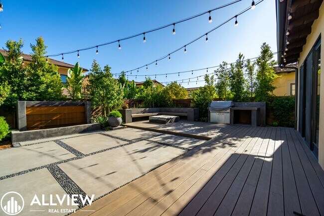 Building Photo - Luxurious and Rare 5 Bed 5.5 Bath Located ...