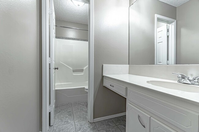 Building Photo - Quiet and Quaint Duplex in Rogers!