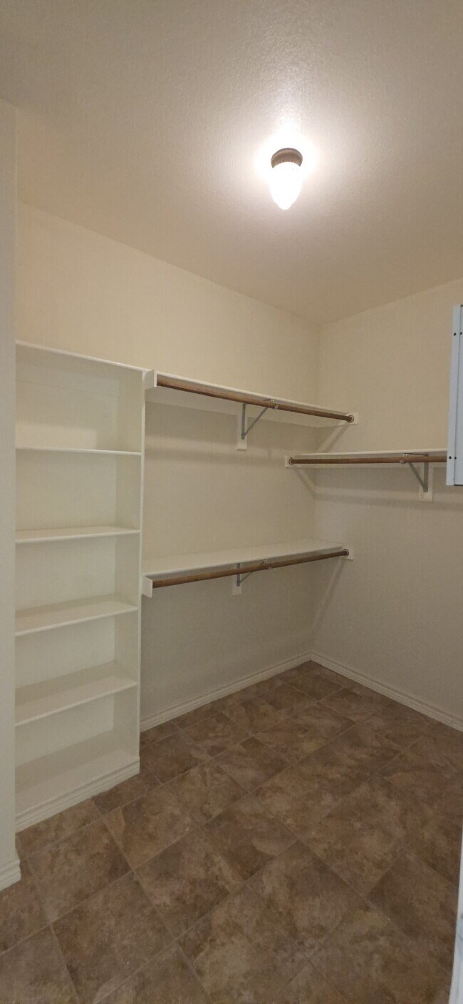 Building Photo - Recently remodeled 4 bedrooms, 3 bathrooms and move-in ready!