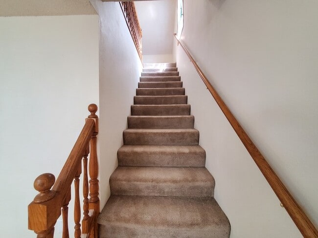 Building Photo - 301 Leonard Ave