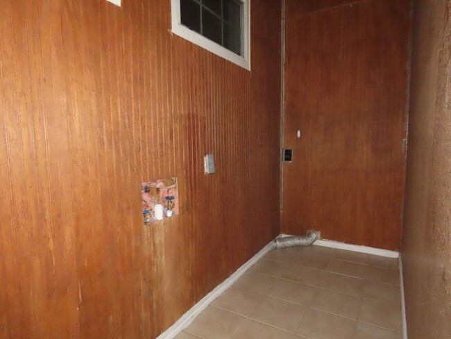 Building Photo - Quaint West Side  3 bedroom 2 Bath Home!