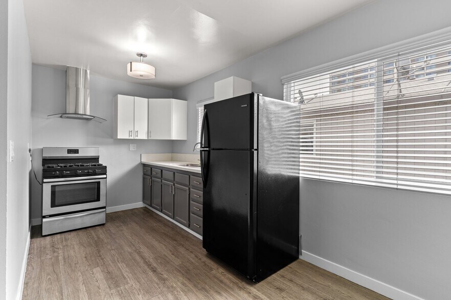 Building Photo - 539 E 11th St