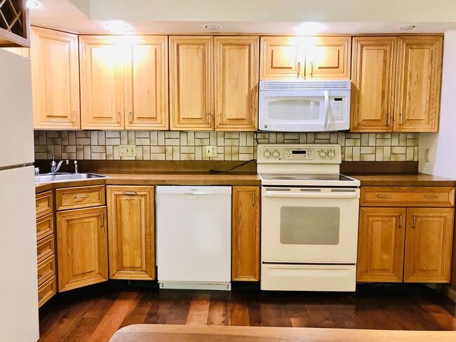Building Photo - Beautiful 3-Bed/2.5-Bath Townhome in Aston...
