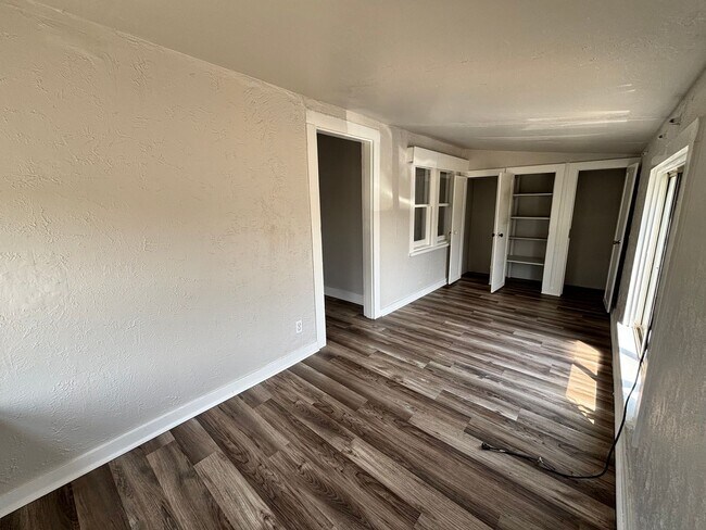 Building Photo - 216 S Moore Ave