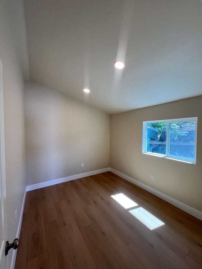 Building Photo - Renovated 2 Bed 1 Bath Home