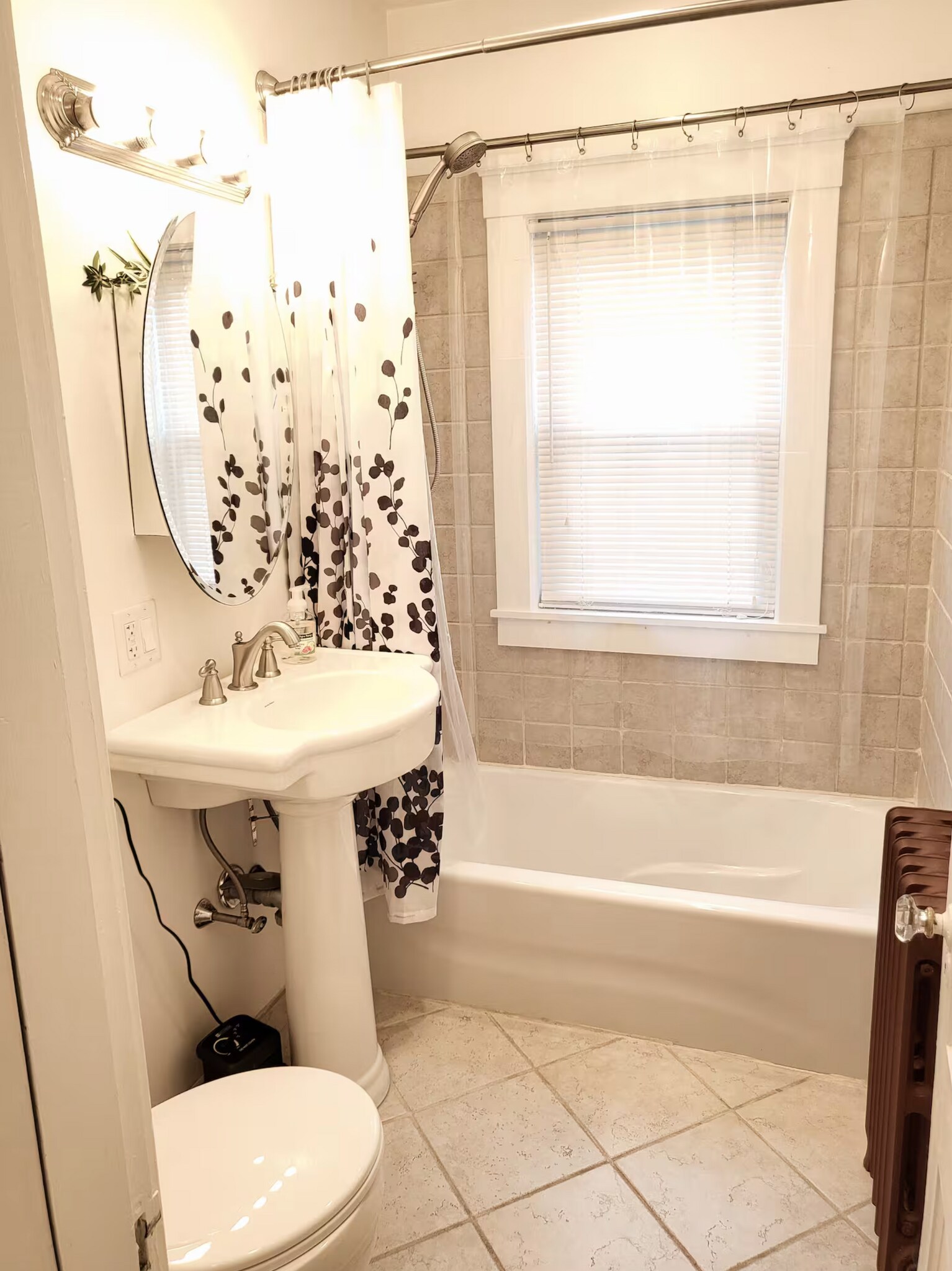 Shower and a tub - 16 Federal St