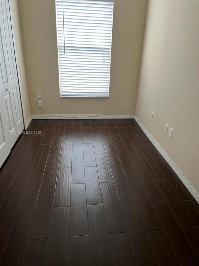 Building Photo - 6 Westbury Ln