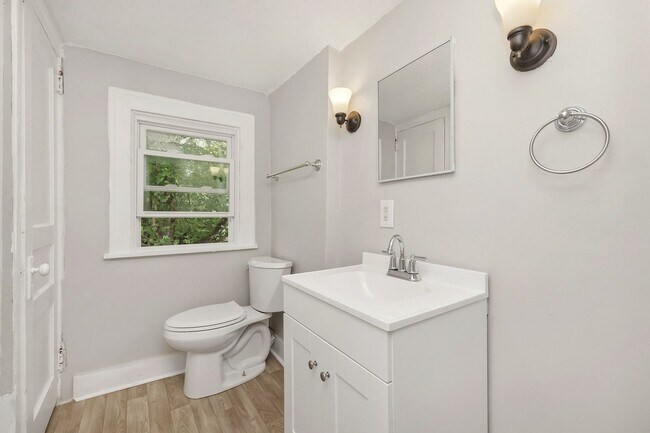 Building Photo - Three bedroom, one bathroom single in Springfield!