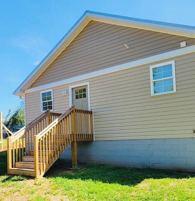 Building Photo - Newly Remodeled 3/1 Move In Ready Now!