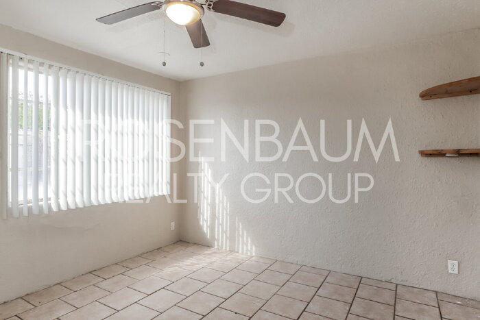 Building Photo - 302 W Flores St