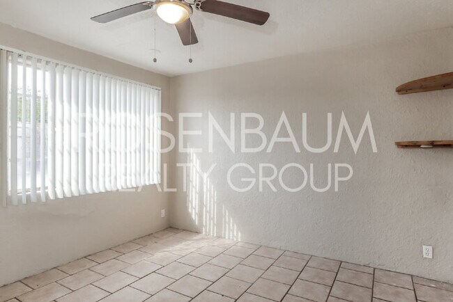 Building Photo - 302 W Flores St