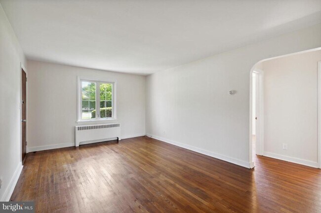 Building Photo - 10 Lloyd Ave