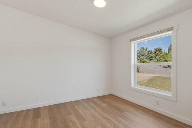 Building Photo - 3 Bedroom, 2 Bathroom Home