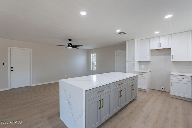 Building Photo - 2839 W Villa Maria Dr