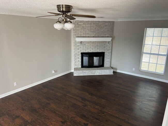 Building Photo - Large two-story colonial style home, Antioch