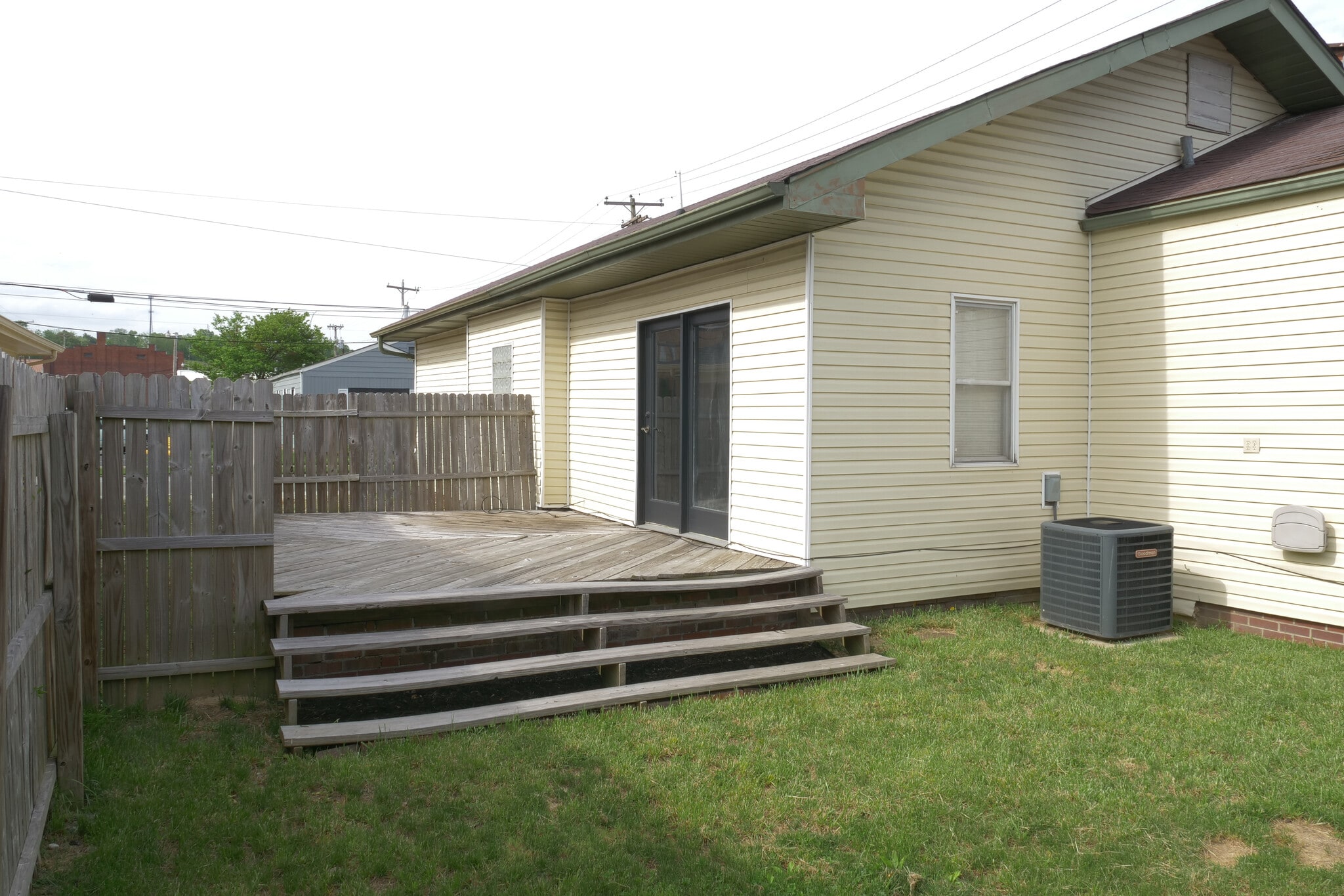 Building Photo - 105 W 5th St