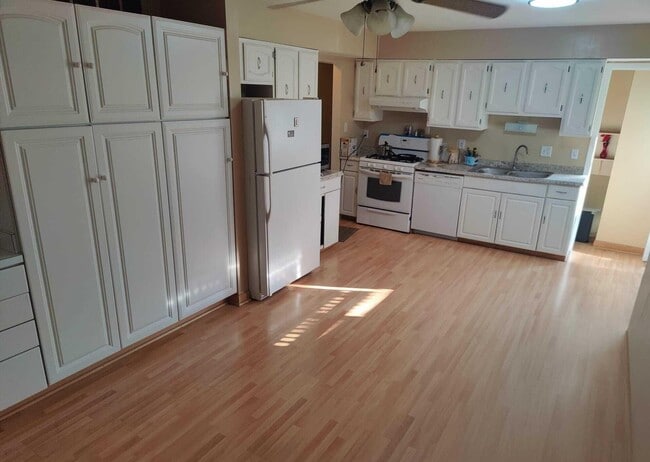 Building Photo - 5804 Sunset Trail