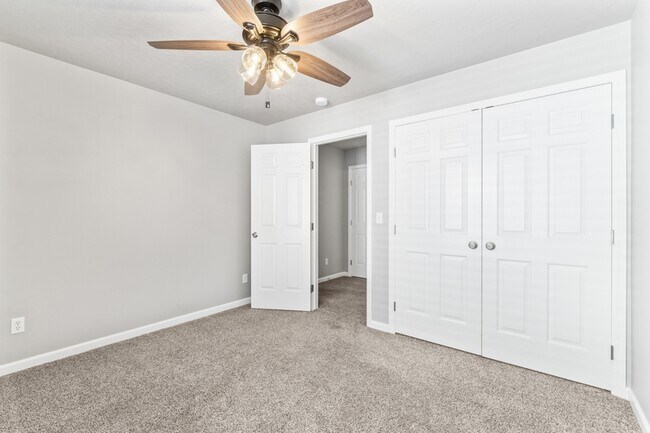 Building Photo - 552 E Whitney Ct