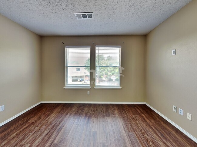 Building Photo - 1411 Plateau Dr