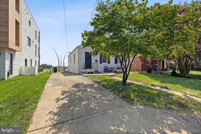 Building Photo - 913 S Oak St