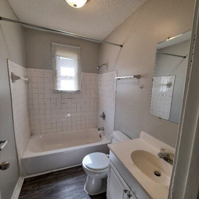 Building Photo - 2717 Carnes Ave