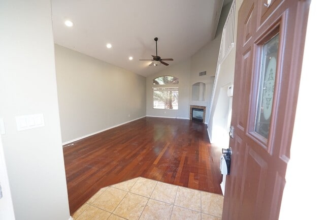 Building Photo - SHOWINGS AVAILABLE NOW