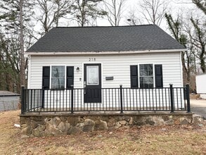 Building Photo - Renovated 2BR Home Minutes from Downtown Hickory – Washer & Dryer Included!