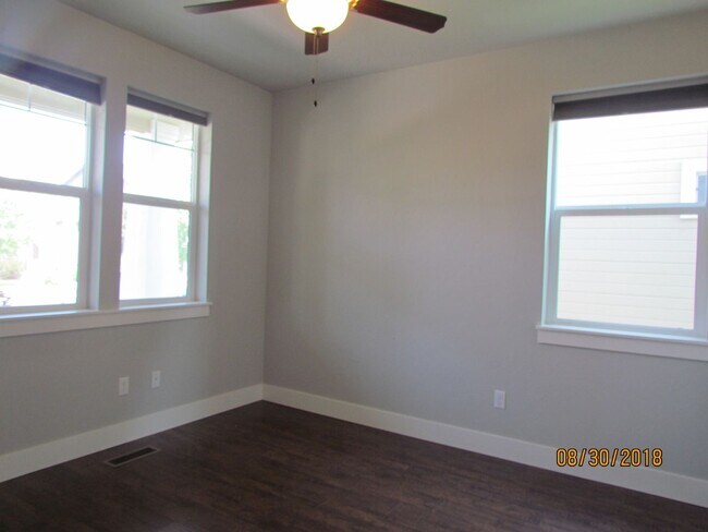 Building Photo - Beautiful 3 bed 2 bath in the popular Paramount community