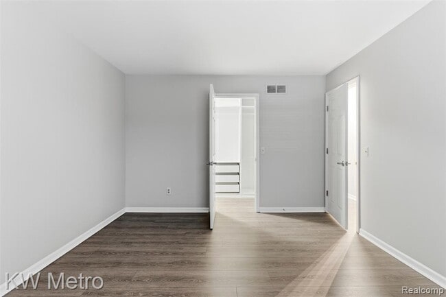 Building Photo - 1563 N Bywood Ave