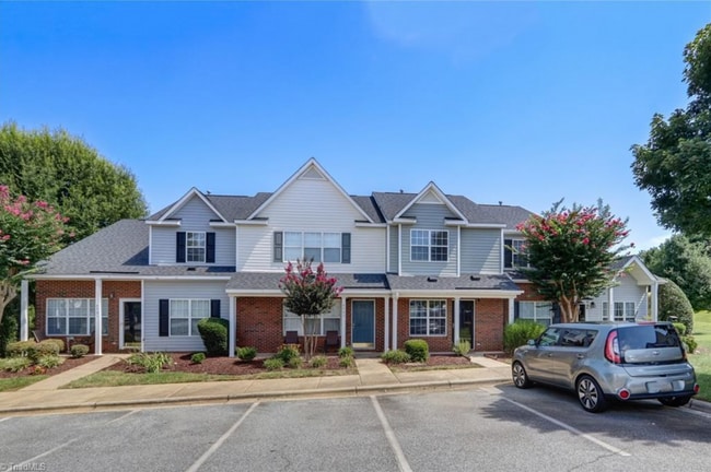Building Photo - Amazing 2 bedroom 2.5 bathroom townhouse in NW Greensboro Keswick Place. Lawn care included.