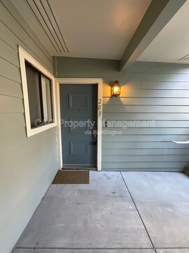 Building Photo - 37050 Meadowbrook Common