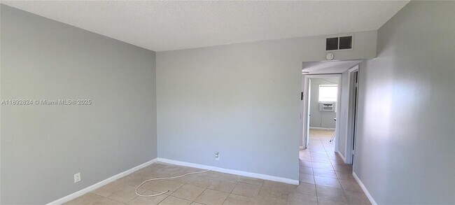 Building Photo - 287 Norwich L