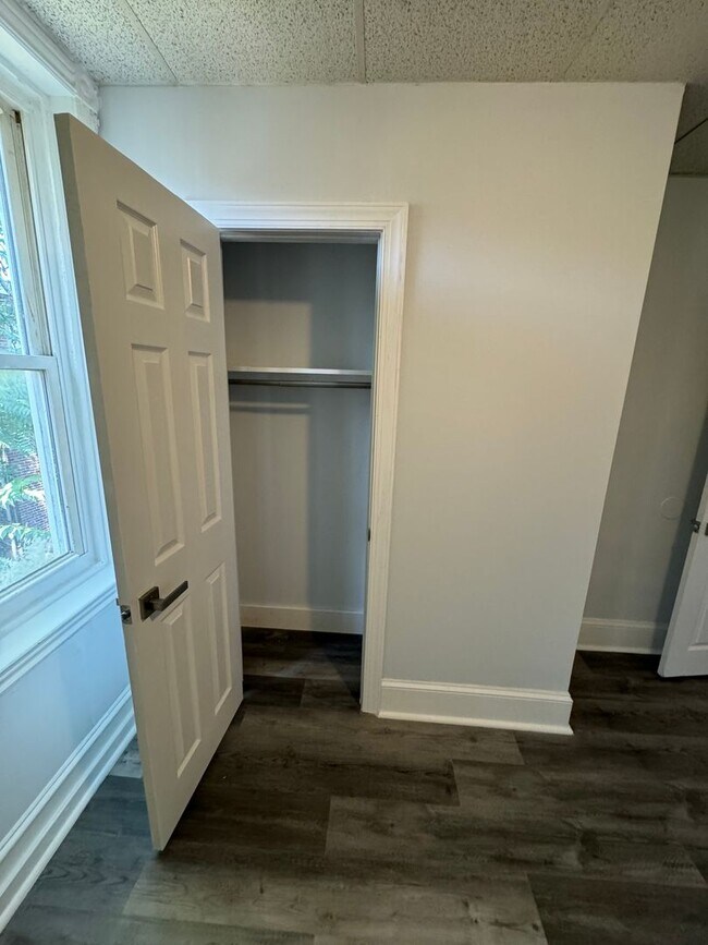 Building Photo - Refreshed 3BR/1BA Cozy Home with Porch & Fenced Yard!