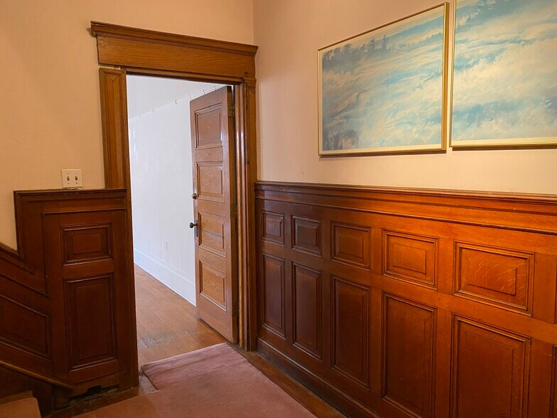 Apartment entry - 1211 Buena Vista St