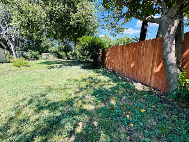 Building Photo - 2504 Avon Dr