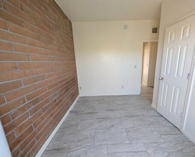 Building Photo - Renovated Townhouse with desert views.