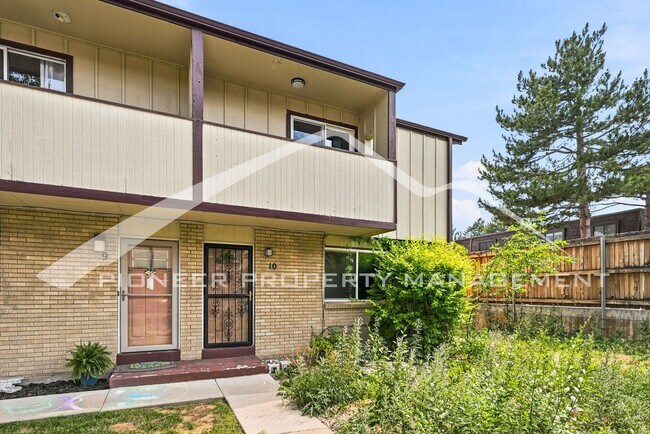 Building Photo - Spacious Townhouse with Washer/Dryer and Central AC