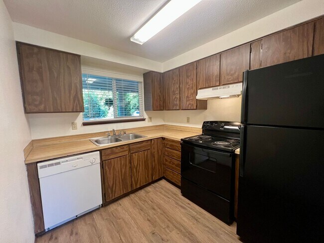 Building Photo - Updated Duplex (Unit A) - Water included!