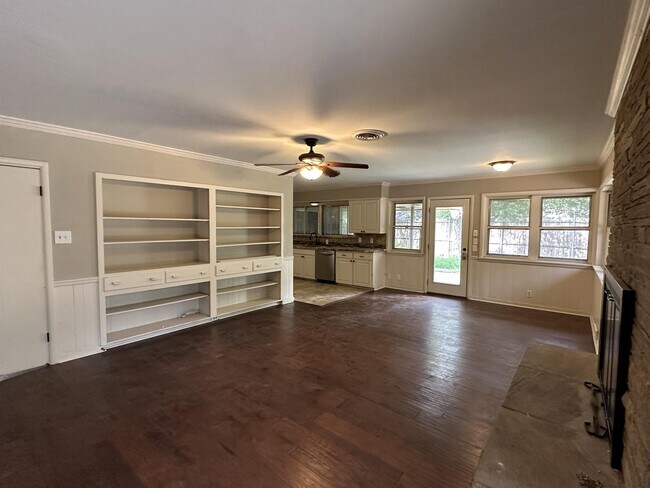 Building Photo - 1926 Laurelwood Dr