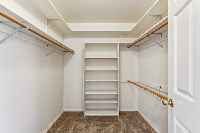 Building Photo - 2036 E Oakridge Ct