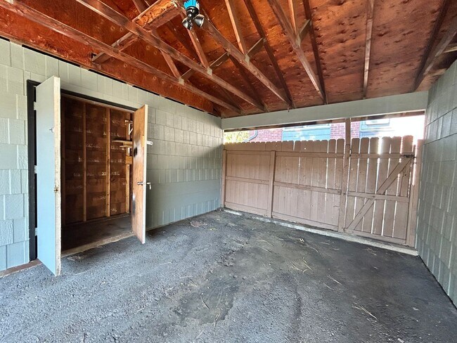 Building Photo - Spacious 2Br/1.5Ba End-Unit Townhome with Carport & Extra Storage