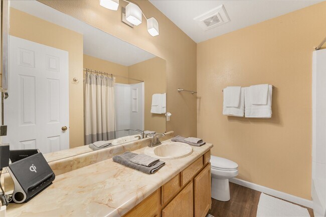 Building Photo - 2 bedroom downtown condo next to the Hospi...