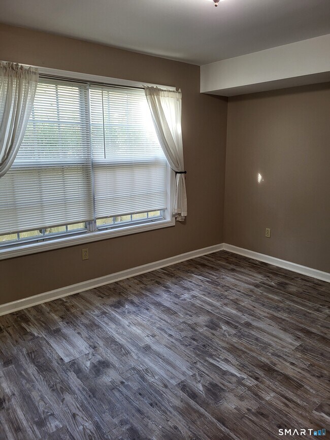 Building Photo - 4 Manorwood Dr