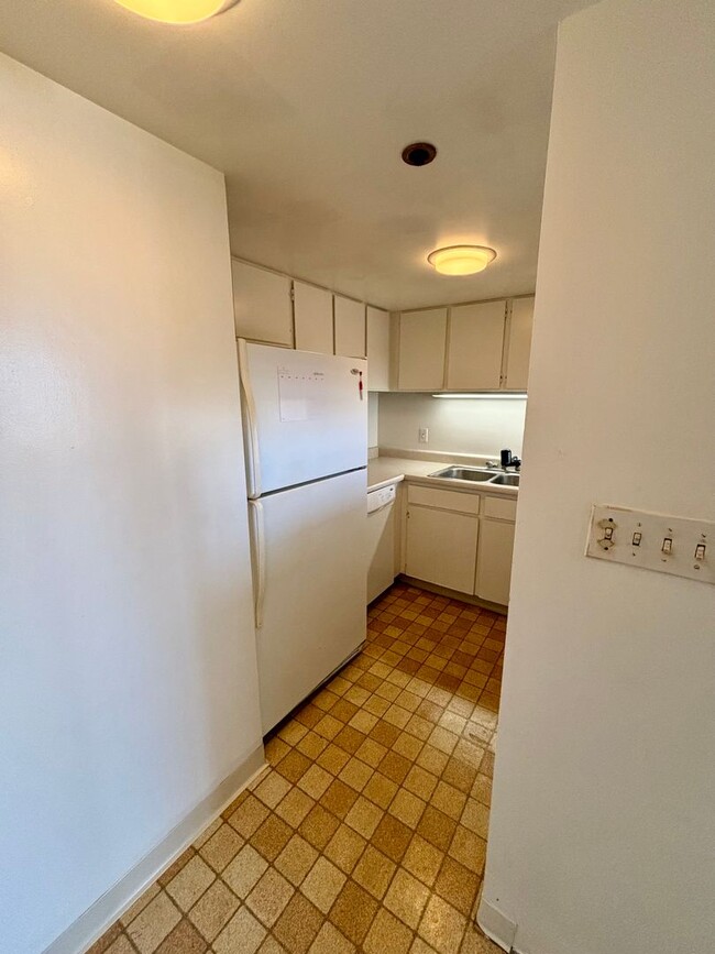 Building Photo - AVAILABLE May 15, 2025 | 2 Bedroom, 2 Bath...